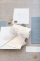 zaproszenia-dusty-blue-dodatki-slubne-niebieskie-menu-winietka-numer-stolu_rwany-papierboho-zaproszenia (11).jpg