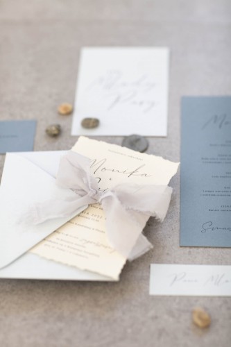 zaproszenia-dusty-blue-dodatki-slubne-niebieskie-menu-winietka-numer-stolu_rwany-papierboho-zaproszenia (11).jpg