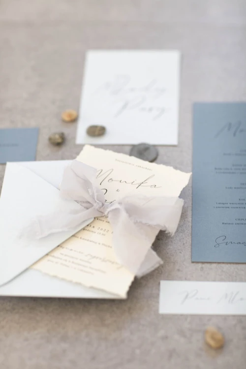 zaproszenia-dusty-blue-dodatki-slubne-niebieskie-menu-winietka-numer-stolu_rwany-papierboho-zaproszenia (11).jpg