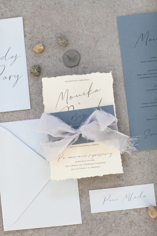 zaproszenia-dusty-blue-dodatki-slubne-niebieskie-menu-winietka-numer-stolu_rwany-papierboho-zaproszenia (2).jpg