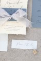 zaproszenia-dusty-blue-dodatki-slubne-niebieskie-menu-winietka-numer-stolu_rwany-papierboho-zaproszenia (7).jpg