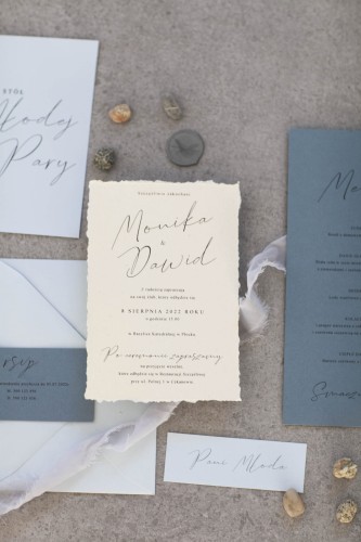 zaproszenia-dusty-blue-dodatki-slubne-niebieskie-menu-winietka-numer-stolu_rwany-papierboho-zaproszenia (8).jpg