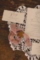zaproszenia-styl-vintage-papier-rwany-kremowe-wstazka-szyfonowa-rwana-stempel-lakowy-brudnyroz-styl-vintage (13).jpg