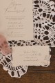 zaproszenia-styl-vintage-papier-rwany-kremowe-wstazka-szyfonowa-rwana-stempel-lakowy-brudnyroz-styl-vintage (14).jpg