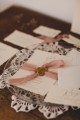 zaproszenia-styl-vintage-papier-rwany-kremowe-wstazka-szyfonowa-rwana-stempel-lakowy-brudnyroz-styl-vintage (1).jpg