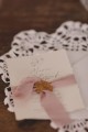 zaproszenia-styl-vintage-papier-rwany-kremowe-wstazka-szyfonowa-rwana-stempel-lakowy-brudnyroz-styl-vintage (32).jpg