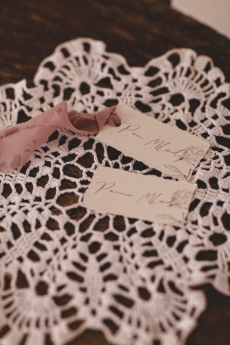 zaproszenia-styl-vintage-papier-rwany-kremowe-wstazka-szyfonowa-rwana-stempel-lakowy-brudnyroz-styl-vintage (28).jpg