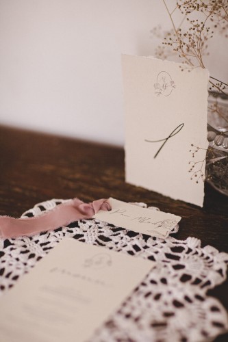 zaproszenia-styl-vintage-papier-rwany-kremowe-wstazka-szyfonowa-rwana-stempel-lakowy-brudnyroz-styl-vintage (27).jpg