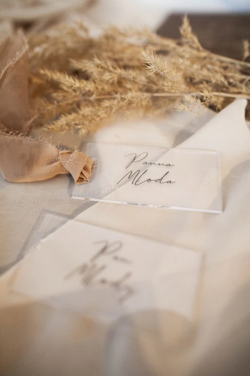 wineitka-lezaca-transparentna-przezroczysta-na-szkle-pleksi-styl-boho_ze-wstazka-rwana-szyfonowa (3).jpg