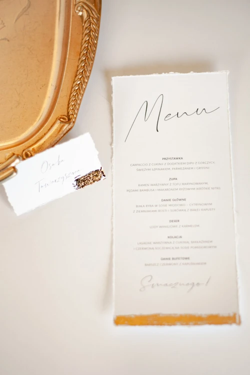 menu-weselne-lezace-biale-minimalistyczne-zlote-gold-menu-na-talerz-boho-glamour (1).jpg