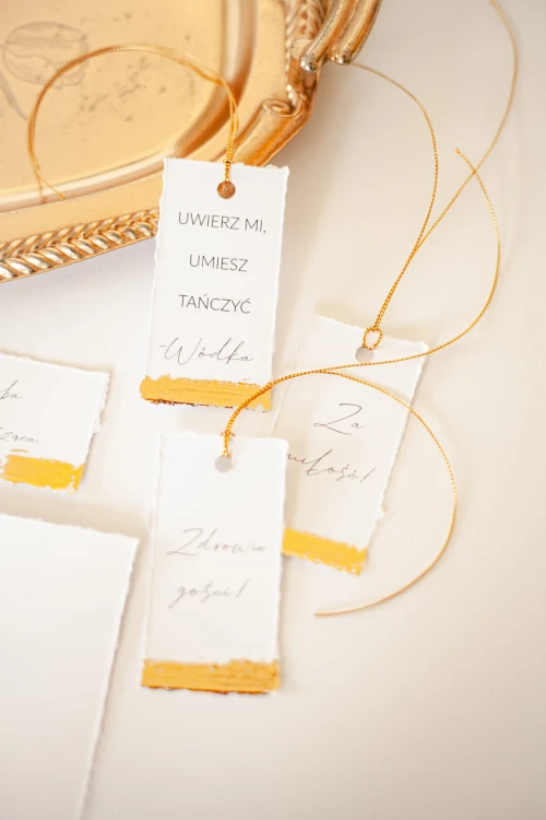 zawieszka-na-alkohol-wersja-gold-zlocona-minimalistyczna-glamour-boho-zloty-sznurek-zawieszka-na-nalewke (2).jpg