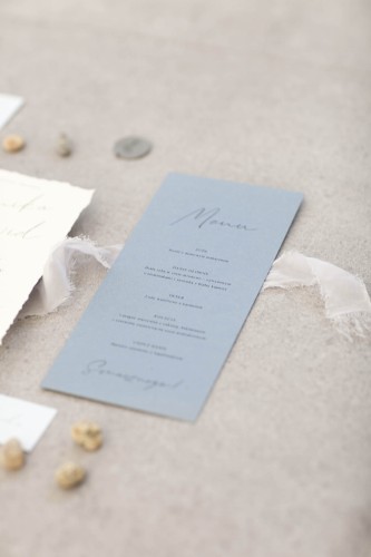 zaproszenia-dusty-blue-dodatki-slubne-niebieskie-menu-winietka-numer-stolu_rwany-papierboho-zaproszenia (10).jpg