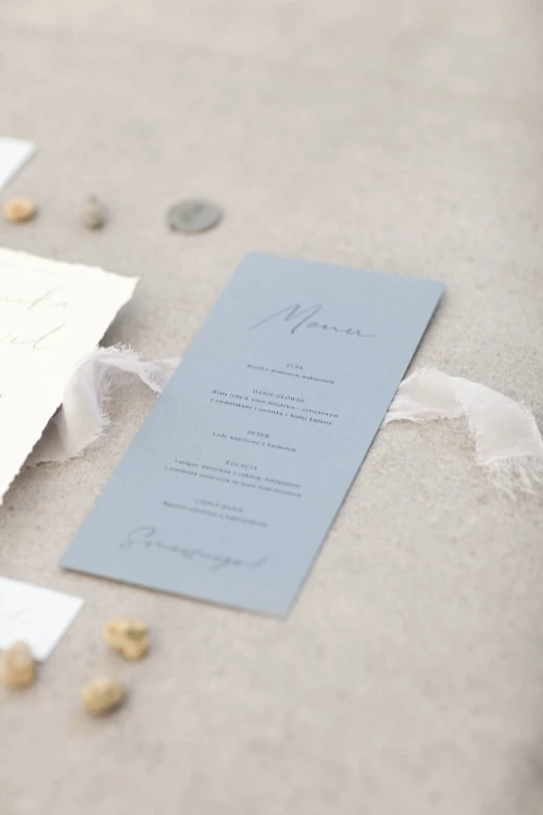 zaproszenia-dusty-blue-dodatki-slubne-niebieskie-menu-winietka-numer-stolu_rwany-papierboho-zaproszenia (10).jpg