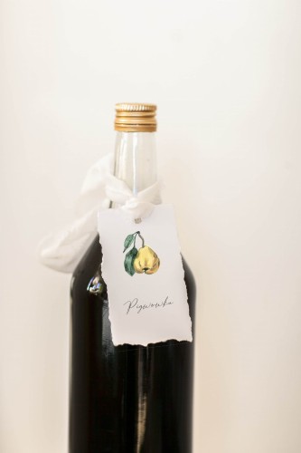 pigwowka-zawieszka-na-nalewke-z-pigw-pigwy-pigwa-etykieta-na-nalewki-zawieszki-na-nalewki-na-alkohol-domowy.jpg