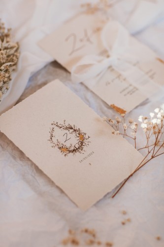 zaporszenie-boho-na-chrzest-komunie swieta-papier-rwany-szarpane-brzegi-zlocone-kremowe-minimalistyczne-delikatne-motyw-kwiatowy (1).jpg