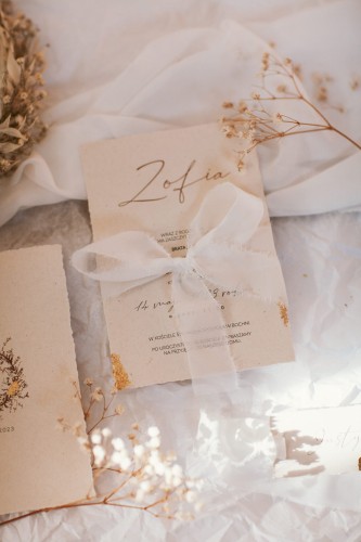 zaporszenie-boho-na-chrzest-komunie swieta-papier-rwany-szarpane-brzegi-zlocone-kremowe-minimalistyczne-delikatne-motyw-kwiatowy (2).jpg