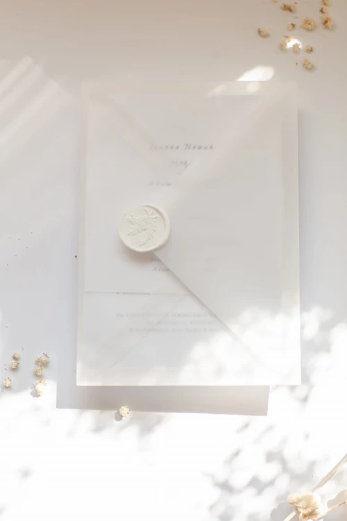 biale-proste-minimalistyczne-zaproszenia-slubne-chrzest-transparentna-koperta-wstazka-szyfonowa-zloty-sznurek-bialy-stempel-lakowy-eleganckie-glamour-zaproszenie (11).jpg