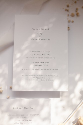 biale-proste-minimalistyczne-zaproszenia-slubne-chrzest-transparentna-koperta-wstazka-szyfonowa-zloty-sznurek-bialy-stempel-lakowy-eleganckie-glamour-zaproszenie (2).jpg