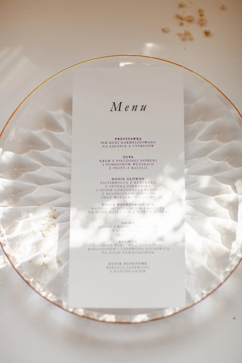 biale-minimalistyczne-menu-lezace-prostota-minimalizm-menu-na-talerzyk-menu-dla-kazdego-goscia (1).jpg
