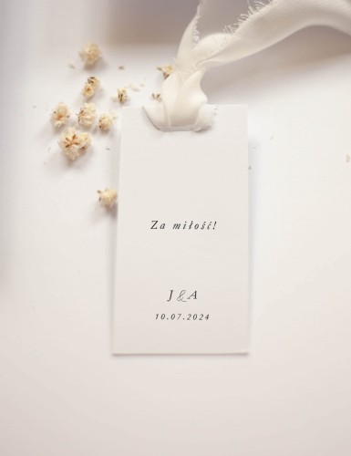 minimalistyczna-biala-zawieszka-na-alkohol-nalewke-z-inicjalami-zawieszka-na-podziekowanie-dla-gosci (2).jpg