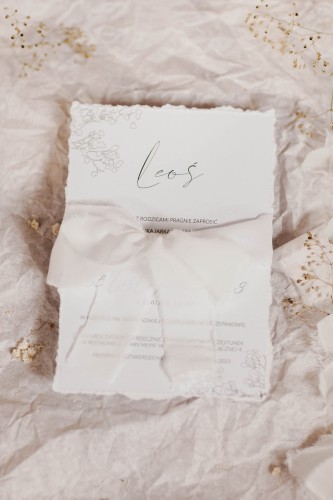 minimalistyczne-biale-zaproszenie-na-chrzest-komunie-z-gipsowka-szkic-gipsowki-transparentna-koperta (5).jpg