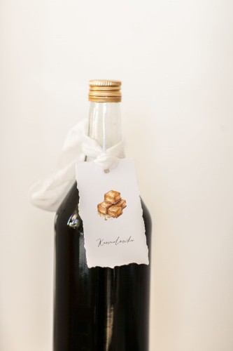 karmelowka-zawieszka-na-nalewke-z-karmelkow-krowki-etykieta-na-nalewki-zawieszki-na-nalewki-na-alkohol-domowy.jpg