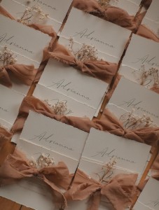 Zaproszenie z gałązką suszonej gipsówki, styl boho minimalistyczny