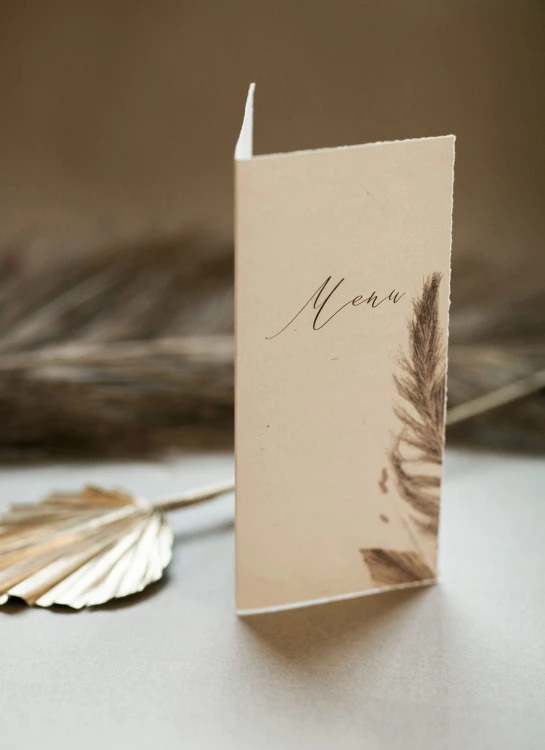 menu-weselne-menu-stojace-boho-stojacy-szuszki-suszone-rosliny-papier-rwany-czerpanydodatki-na-slub-wesele-papeteria-slubna (1).jpg