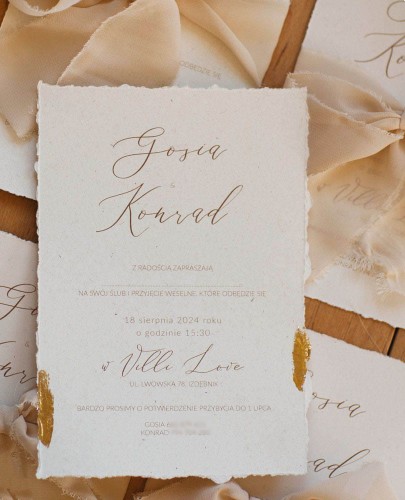 zaproszenie-boho-minimalistyczne-jasny-bez-papier-rwany-kremowe-zlocone-recznie-zlocone-zaproszenie-slubne-zaproszenie-na-wesele-glamboho-wstazka-szyfonowa-papier-eco-(4).jpg