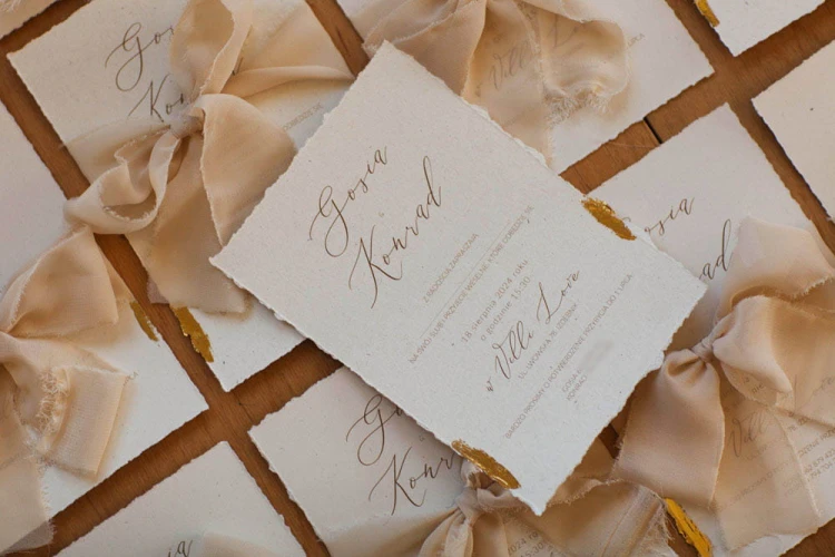zaproszenie-boho-minimalistyczne-jasny-bez-papier-rwany-kremowe-zlocone-recznie-zlocone-zaproszenie-slubne-zaproszenie-na-wesele-glamboho-wstazka-szyfonowa-papier-eco-(5).jpg