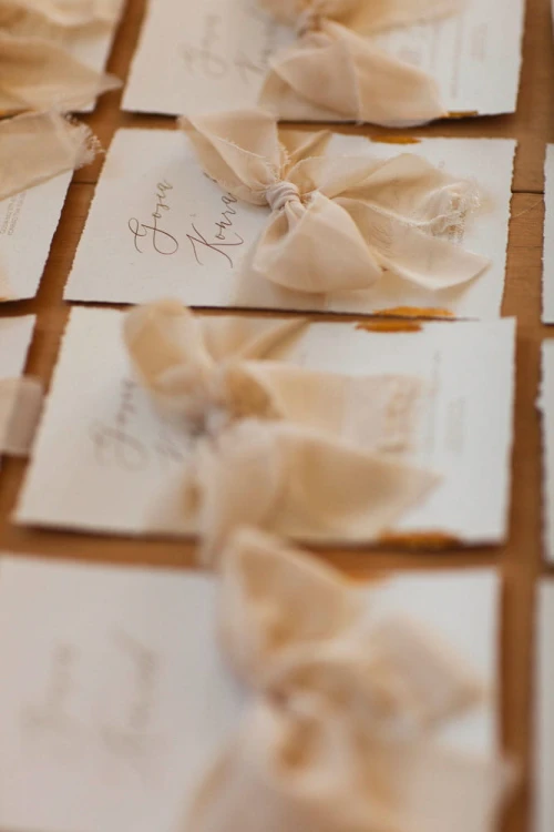 zaproszenie-boho-minimalistyczne-jasny-bez-papier-rwany-kremowe-zlocone-recznie-zlocone-zaproszenie-slubne-zaproszenie-na-wesele-glamboho-wstazka-szyfonowa-papier-eco-(7).jpg