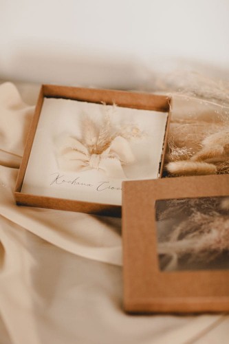 kartka-boho-z-prosba-czy-zostaniesz-moja-chrzestna-moim-chrzesnym-minimalizm-dla-chrzestnych-prosba-pytanie-dla-rodzicow-chrzestnych-boho-suszony-bukiecik-kartka-dla-chrzestnych-w-pudelku-eco-kraft-papier-rwany-kremowe-bezo (4).jpg