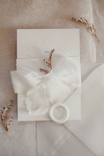 minimalistyczne-biale-tloczone-zaproszenia-slubne-na-chrzest-kwiatowe-tloczenia-premium-eleganckie-nowoczesne-zaproszenia-na-komunie-wstazka-szyfonowa-suszona-roslina-transparentna-koperta (8).jpg