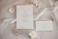 minimalistyczne-biale-tloczone-zaproszenia-slubne-na-chrzest-kwiatowe-tloczenia-premium-eleganckie-nowoczesne-zaproszenia-na-komunie-wstazka-szyfonowa-suszona-roslina-transparentna-koperta (1).jpg