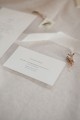 minimalistyczne-biale-tloczone-zaproszenia-slubne-na-chrzest-kwiatowe-tloczenia-premium-eleganckie-nowoczesne-zaproszenia-na-komunie-wstazka-szyfonowa-suszona-roslina-transparentna-koperta (3).jpg