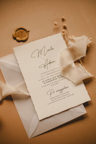 minimalistyczne-bezowe-zaproszenia-z-tloczeniem-wstazka-szyfonowa-jasny-bez-rwany-papier-eco-zaproszenie-na-slub-slubne-zaproszenia-na-chrzest-komunie-kremowe-zaproszenia-eleganckie-tloczone (10).jpg