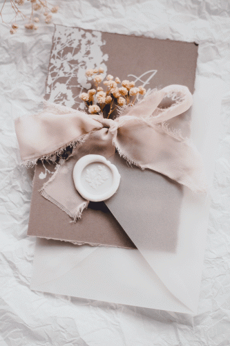 zaproszenie-z-gipsowka-bialy-druk-boho-rustykalne-zaproszenie-na-chrzest-komunie-slub-wstazka-szyfonowa-lak-koperta-z-kalki (5).gif