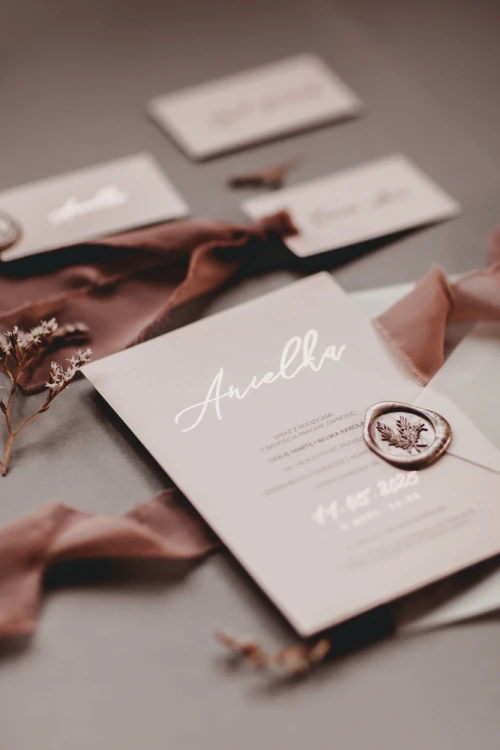 rose-gold-zaproszenie-na-chrzest-komunie-rozowe-zloto-pudroworozowy-papier-opaska-z-kalki-wstazka-szyfonowa-glamour-eleganckie-minimalistyczne-zlocone (1).gif