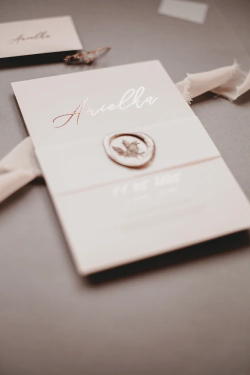 rose-gold-zaproszenie-na-chrzest-komunie-rozowe-zloto-pudroworozowy-papier-opaska-z-kalki-wstazka-szyfonowa-glamour-eleganckie-minimalistyczne-zlocone (4).gif