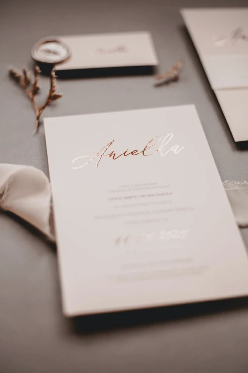 rose-gold-zaproszenie-na-chrzest-komunie-rozowe-zloto-pudroworozowy-papier-opaska-z-kalki-wstazka-szyfonowa-glamour-eleganckie-minimalistyczne-zlocone (6).gif