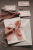 rose-gold-zaproszenie-na-chrzest-komunie-rozowe-zloto-pudroworozowy-papier-opaska-z-kalki-wstazka-szyfonowa-glamour-eleganckie-minimalistyczne-zlocone (7).gif