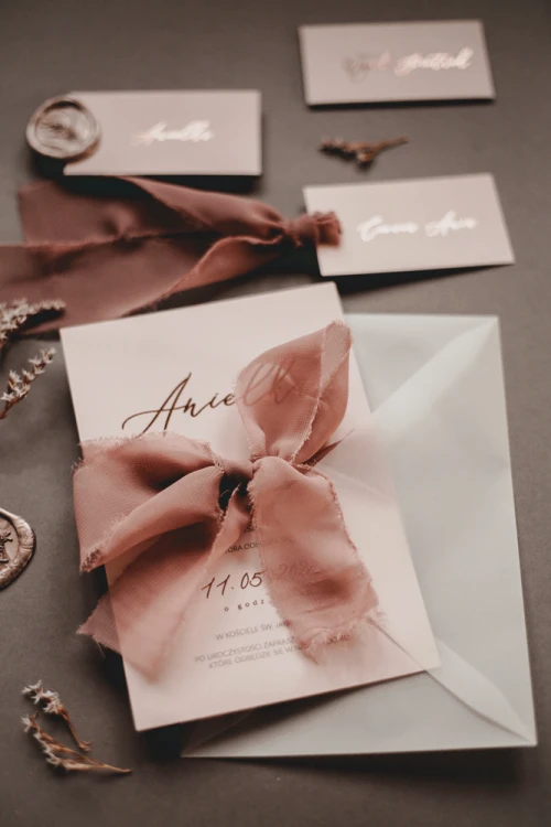 rose-gold-zaproszenie-na-chrzest-komunie-rozowe-zloto-pudroworozowy-papier-opaska-z-kalki-wstazka-szyfonowa-glamour-eleganckie-minimalistyczne-zlocone (7).gif