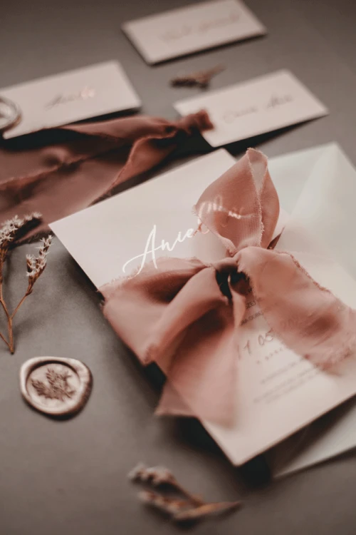 rose-gold-zaproszenie-na-chrzest-komunie-rozowe-zloto-pudroworozowy-papier-opaska-z-kalki-wstazka-szyfonowa-glamour-eleganckie-minimalistyczne-zlocone (8).gif