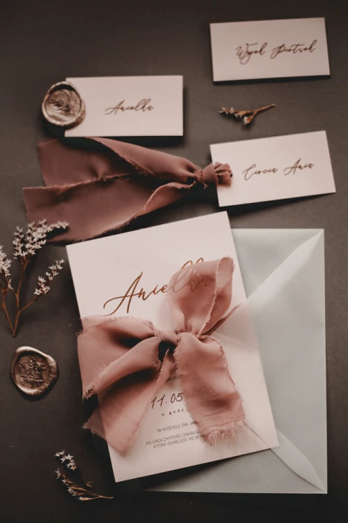 rose-gold-zaproszenie-na-chrzest-komunie-rozowe-zloto-pudroworozowy-papier-opaska-z-kalki-wstazka-szyfonowa-glamour-eleganckie-minimalistyczne-zlocone (9).gif