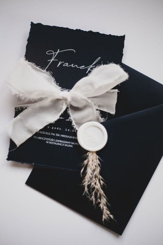 granatowe-zaproszenia-na-chrzest-komunie-bialy-druk-suszona-trawa-stempel-lakowy-minimalistyczne-boho-eleganckie-zaproszenia (6).jpg