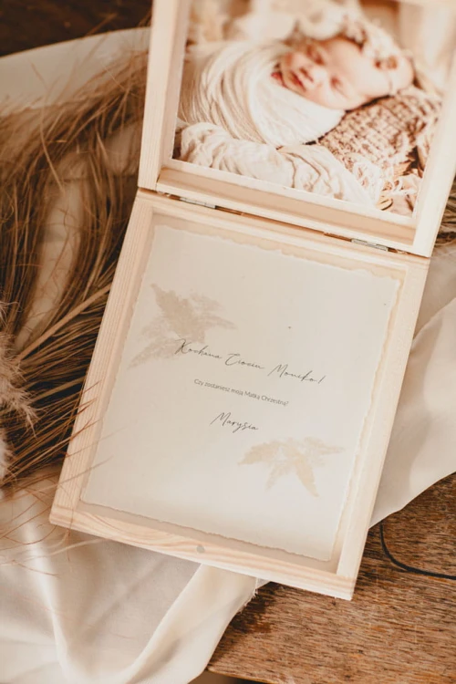 pytanie o bycie matką chrzestną, prezent dla matki chrzestnej, drewniana skrzynka boho, prośba o chrzestną, pamiątka chrztu świętego, personalizowany prezent dla chrzestnej, trawa pampasowa, handmade, drewniane pudełko (5).jpg