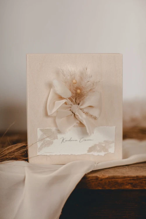 pytanie o bycie matką chrzestną, prezent dla matki chrzestnej, drewniana skrzynka boho, prośba o chrzestną, pamiątka chrztu świętego, personalizowany prezent dla chrzestnej, trawa pampasowa, handmade, drewniane pudełko (6).jpg
