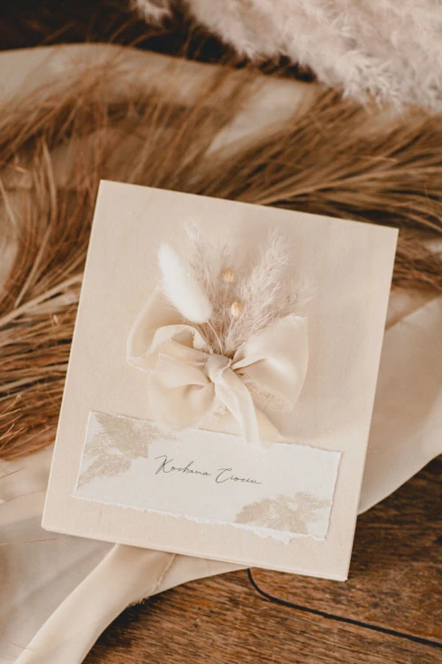 pytanie o bycie matką chrzestną, prezent dla matki chrzestnej, drewniana skrzynka boho, prośba o chrzestną, pamiątka chrztu świętego, personalizowany prezent dla chrzestnej, trawa pampasowa, handmade, drewniane pudełko (2).jpg