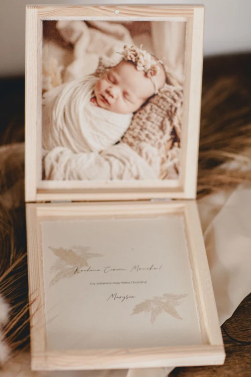 pytanie o bycie matką chrzestną, prezent dla matki chrzestnej, drewniana skrzynka boho, prośba o chrzestną, pamiątka chrztu świętego, personalizowany prezent dla chrzestnej, trawa pampasowa, handmade, drewniane pudełko (4).jpg