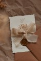 zaproszenie-na-chrzest-komunie-z-golabkiem-motyw-religijny-papier-czerpany-wstazka-szyfonowa-boho-gipsowka-eco-minimalistyczny-styl-stempel-lakowy (2).jpg